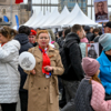 Среди гуляющих встречались люди с разной атрибутикой праздника — newsvl.ru
