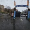Раньше въезд был тут, и хвост очереди растягивался на всю полосу. Объезжать его приходилось через встречную — newsvl.ru