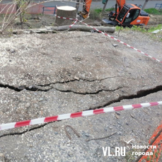 На Луговой во время ремонта подпорной стены из-под дороги ушёл грунт (ВИДЕО)