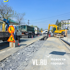 Из-за ремонта водопроводной сети на Снеговой автомобилисты стоят в пробке, а пешеходы гуляют по щебёнке