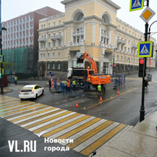 Сетевики переехали на середину перекрёстка возле мэрии Владивостока – свободной осталась только автобусная полоса