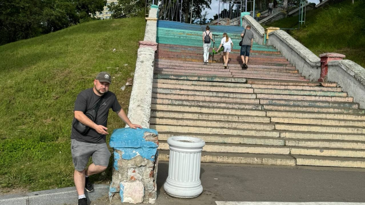 Хозяина разноцветной лестницы на набережной ищут всем Интернетом