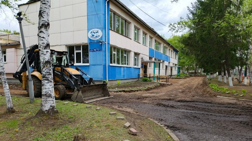 В Биробиджане ремонтируют территорию детского сада № 12 (ФОТО)