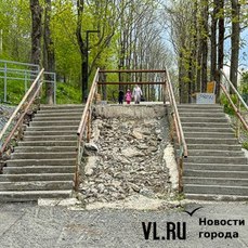 На аллее за 20 млн рублей на Сахалинской так и не доделали лестницу и уже испортили новые скамейки