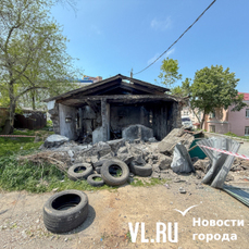 В районе Сафонова начал рушиться заброшенный общественный туалет