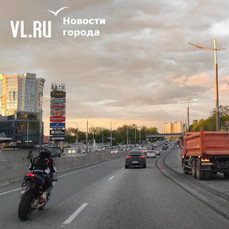 На Седанке закрыли часть дороги из города и снимают асфальт
