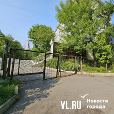 Ограждение краевой больницы во Владивостоке отремонтируют, подсветят и сделают в нём больше калиток