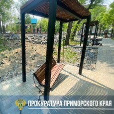 Качели оборвались на детской площадке на Чуркине, пострадал 11-месячный ребёнок