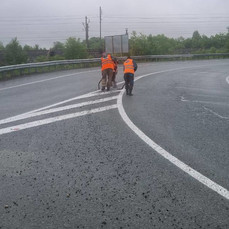 В Артёме автомобилисты массово пробивали шины на трассе в районе аэропорта, где кто-то рассыпал шурупы