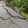 Трещины на дороге выше проблемного места — newsvl.ru