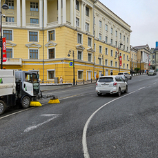 В центре Владивостока стёрлась разметка &laquo;Уступи дорогу&raquo; на повороте со Светланской – эксперимент оказался неудачным (ФОТО)