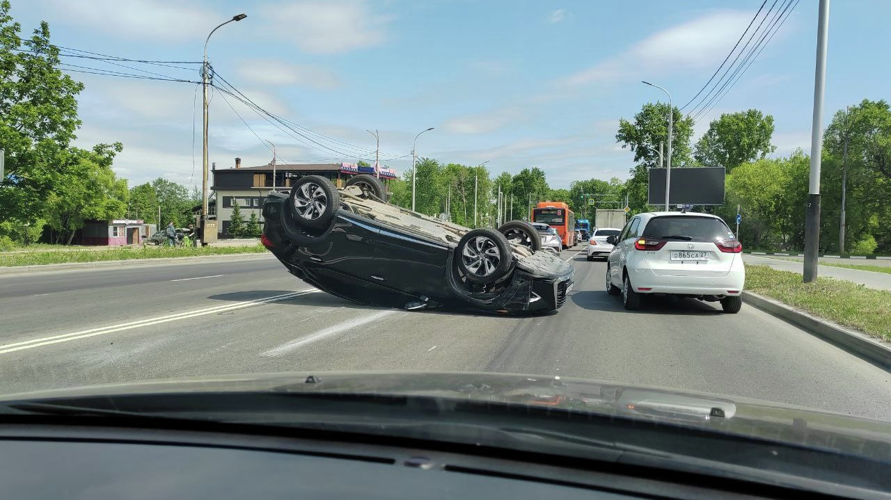 Движение затруднено: Lexus перевернулся на Тихоокеанской (ВИДЕО; ОБНОВЛЕНИЕ)