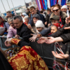 2013. Раздача яиц на Пасху — newsvl.ru