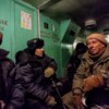 2013. Рыбаки идут на пароме на Русский остров. Скоро их отменят, останутся только автобусы — newsvl.ru