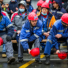 2020. Докеры ВМТП стучат касками против смены начальства. Потом эти каски они стали кидать в новое руководство — newsvl.ru