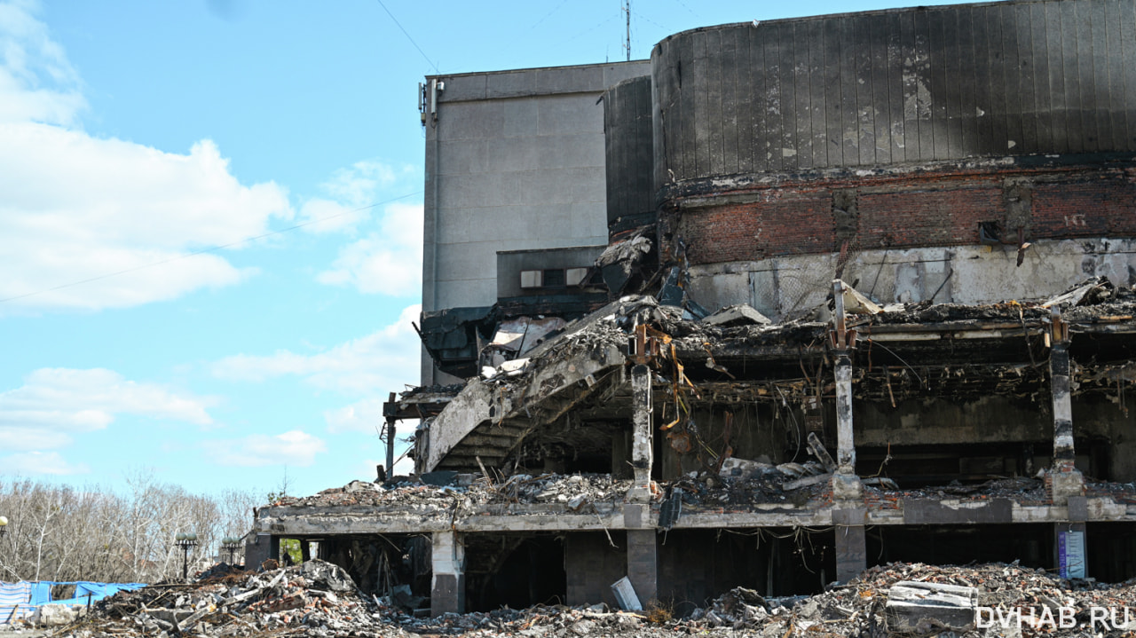 Children spotted on the roof of the burned-out HMT (VIDEO; UPDATE)