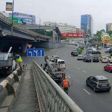 На Гоголя поменяли схему движения при повороте под мост – теперь по левой полосе нельзя ехать прямо