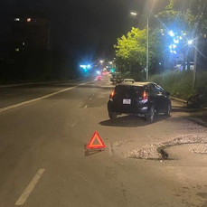 Во Владивостоке подросток на мотоцикле лихачил на одном колесе и врезался в автомобиль