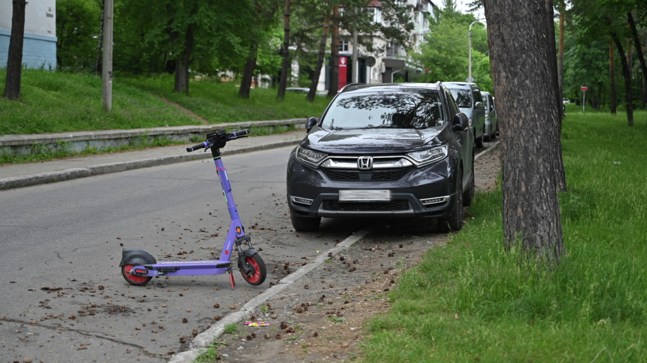 Drivers occupied sidewalks and lawns near the embankment (PHOTO; VIDEO)