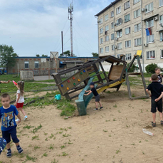 Во дворе дома в Лесозаводске на девочку упала горка