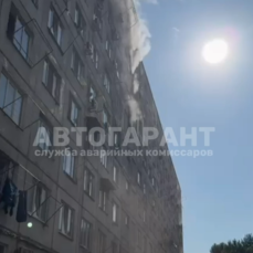 Пожарные спасли 11 человек из задымлённого подъезда на Снеговой