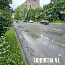 К смытому асфальту и огромным ямам на Русской привела незаконная врезка от новостройки