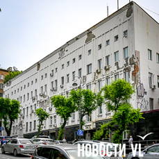 На капитальный ремонт рушащегося фасада здания стоматологии на Уборевича во Владивостоке выделили 14 млн рублей