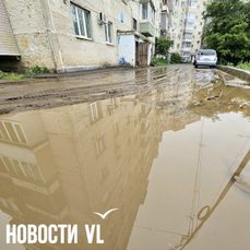 В районе Часовитина ночью образовался водопад из-за прорыва трубы (ФОТО; ВИДЕО)