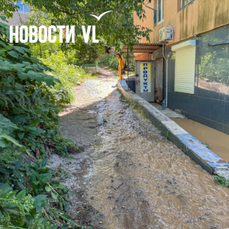 На Второй Речке из-за аварии на линии холодного водоснабжения образовалась водопроводная &laquo;река Кировская&raquo;