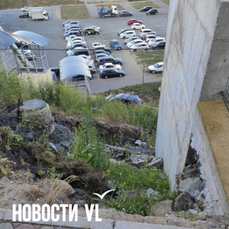 На Нейбута девочка упала с косогора у детской площадки и сломала руку