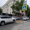 Несмотря на знак, на 1-й Морской автомобили движутся только в одну сторону — newsvl.ru