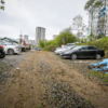 Косогор перед домом-«крейсером» на Красного Знамени, 98-104 и стоянкой. Фото 2020 года — newsvl.ru