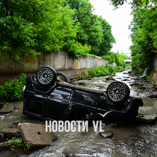Китайский журналист из Москвы слетел на &laquo;Мерседесе&raquo; во Вторую речку (ФОТО)