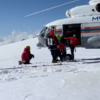 Транспортировка пострадавшего. Фото: Алексей Луговской — newsvl.ru