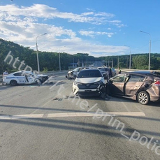 В Фокино патрульный автомобиль с сиреной и маячком попал в ДТП с тремя автомобилями