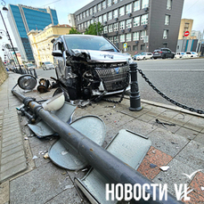 На Океанском проспекте Toyota Noah вылетел на тротуар и снёс опору освещения (ФОТО)
