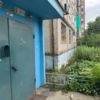 Именно в это отверстие и упала школьница. Фото - СК — newsvl.ru