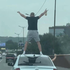 Во Владивостоке оштрафовали водителя, катавшего человека на крыше машины, и самого пассажира