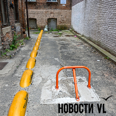 В осаде: жители нескольких домов в историческом центре Владивостока требуют вернуть проезд во двор (ФОТО)