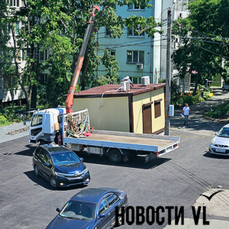 У автобусной остановки &laquo;ТЦ &laquo;Тихоокеанский&raquo; спилили деревья и уложили асфальт для будущих ларьков
