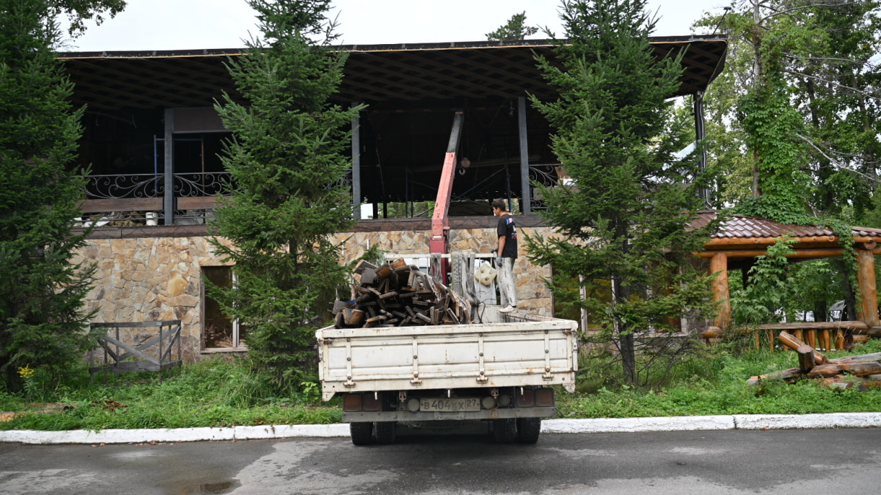 Illegal cafe 'Amursky Dvorik' on the embankment begins demolition (PHOTOS)