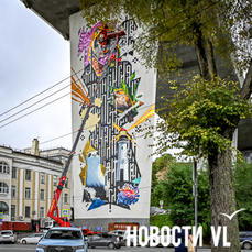 Маяк, ларга и – снова тигр: на опору Золотого моста нанесли второй мурал (ФОТО)