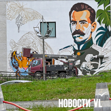 Пятый тигр, второй леопард и новый Арсеньев: на бывшем &laquo;доме с глазом&raquo; во Владивостоке рисуют двойной мурал