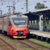 Двое подростков катались на электричке, забравшись в техническое отверстие. Фото - Новости VL — newsvl.ru