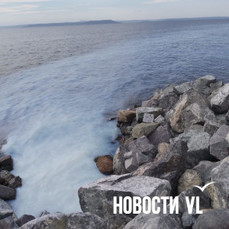 В сеть ливневой канализации, уходящей в Амурский залив в районе набережной на Батарейной, два вечера подряд сливали краску
