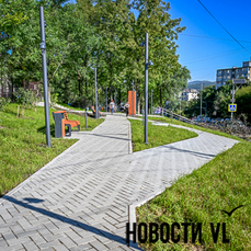 В сквере около остановки &laquo;Энерготехникум&raquo; установили качели, детскую площадку в форме ракет и стелу &laquo;Бухта Тихая&raquo; (ФОТО)
