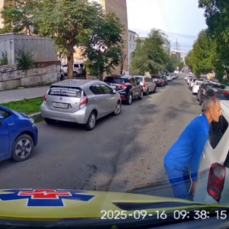 Сотрудники скорой во Владивостоке вручную отодвинули машину, мешавшую проезду реанимобиля