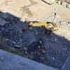 Экскаватор разрыл яму, в которую кладут взрывчатые вещества — newsvl.ru