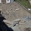 После взрыва металлические листы разбросало в разные стороны. На момент съёмки их уже собрали обратно — newsvl.ru