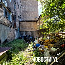 В доме на Народном проспекте, где в прошлом году пострадали квартиры из-за горевшего мусора, снова устроили свалку под окнами (ФОТО)